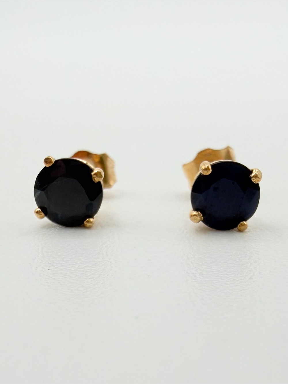 10K Yellow Gold Black Stone Solitaire Stud Earrings 0.70g